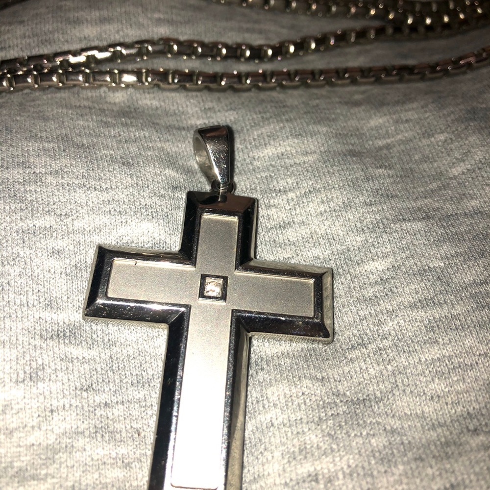 Necklace with pendant diamond center